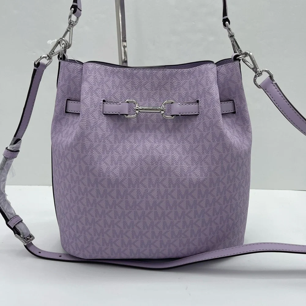 MICHAEL KORS Carson Md Sign Logo Convertible Bucket Cross Shoulder
Lt Quartz
NWT - Picture 16 of 16